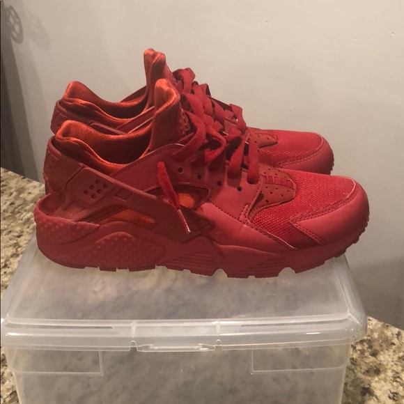 red huaraches 7y